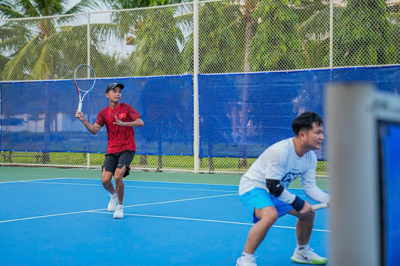 Học viên luyện tập tennis